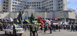 С музыкой и полицией: под стенами КСУ устроили митинг против земельной реформы