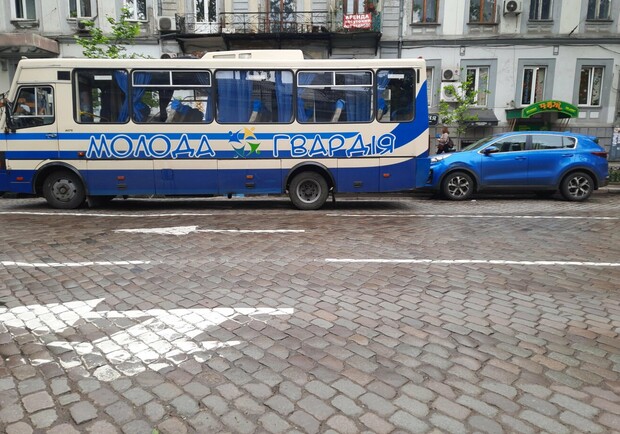 Странное ДТП: в центре Одессы автобус детского лагеря столкнулся с автомобилем. Фото: 048.ua