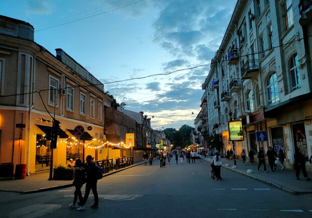 Третий день без машин: как работает пешеходная зона в центре Одессы. Фото: Иван Бошку