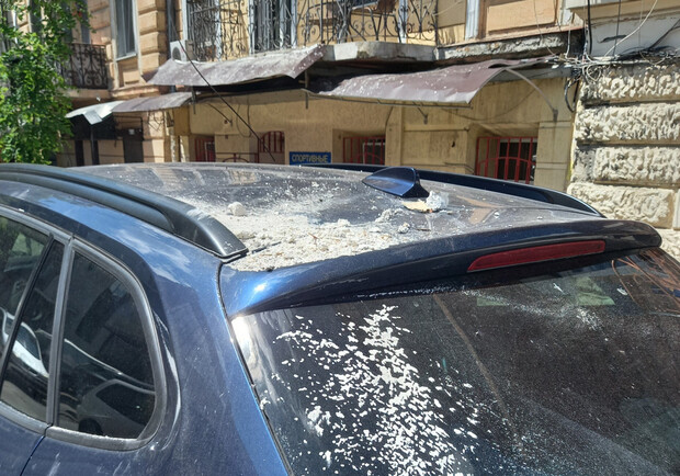 Прямо на крышу авто: со старинного дома в центре Одессы упал кусок карниза. Фото: "Думская"