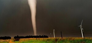 Стихия разбушевалась: в поле в Мелитополе заметили смерч (видео)