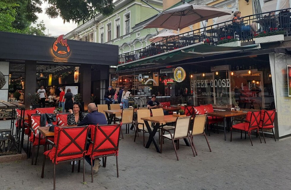 Обнаглели вкрай: кафе и рестораны, которые захватили тротуары в Одессе. Фото Марины Повертайло