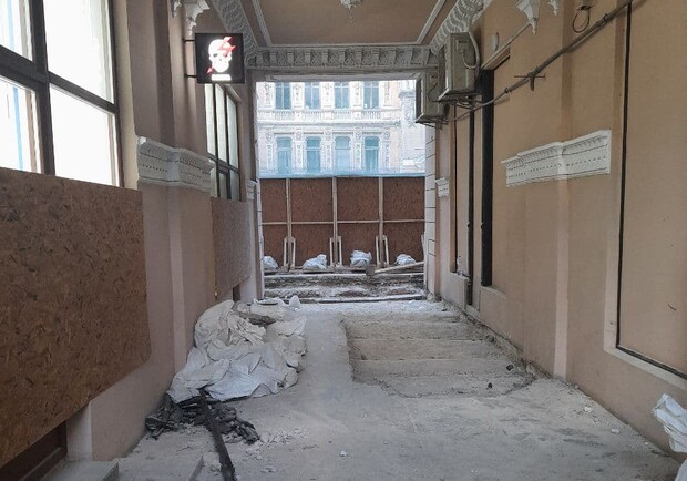 Подозрительный ремонт: в закрытой части одесского "Пассажа" сняли всю плитку. Фото автора