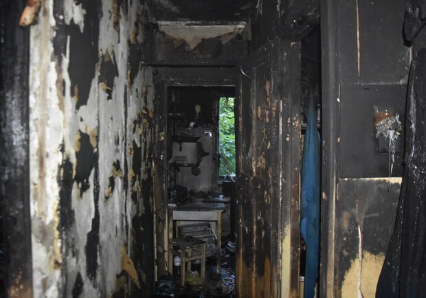Жуткие кадры: в Одессе из-за зарядного для телефона сгорела квартира. Фото: ГСЧС