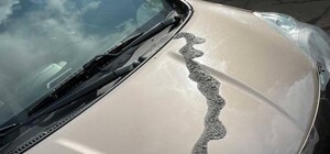 Берегите свою: на Гагарина мужчина облил машину кислотой (видео)