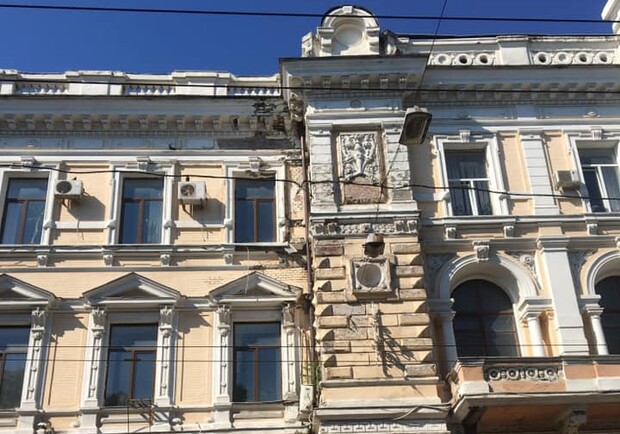 С одесского Главпочтамта обвалился кусок фасада. Фото: Оксана Латохина