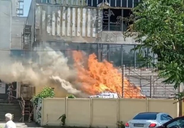 Впечатляющие кадры: в Одессе загорелась стройка "АТБ". Фото: телеграм-канал ХО