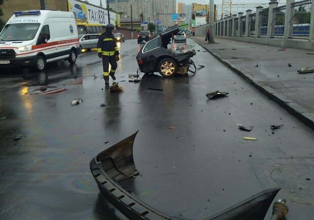 Авто разорвало на части: в сети появилось видео момента ДТП возле Одесского жд. Фото: ГСЧС
