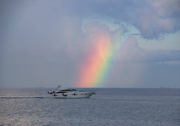 Удивительное явление: в Одессе над морем заметили огромную радугу. Фото: Лолита Клочкова