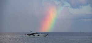 Удивительное явление: в Одессе над морем заметили огромную радугу