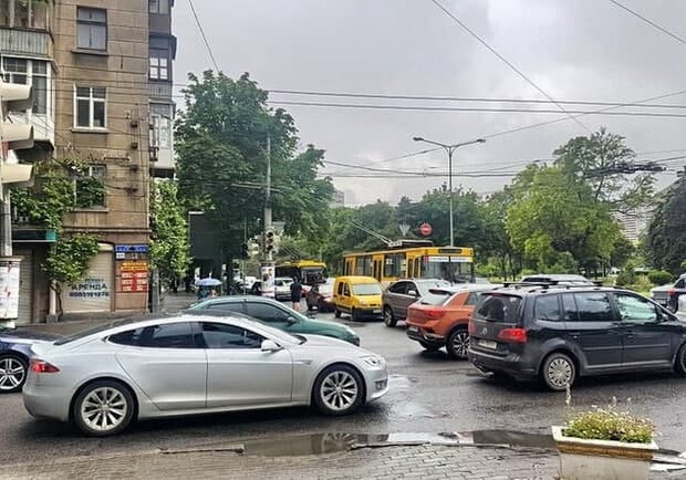 В одном из районов Одессы отключили свет: город застрял в пробках. Фото: телеграм-канал "Одесса Сейчас"
