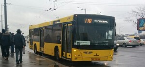 Креативный: в Киеве кондуктор показывает фокусы и читает стихи пассажирам