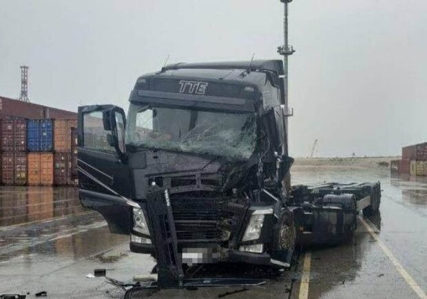 В порту произошла авария с погрузчиком и грузовиком. Фото: "Черный список Одесса"
