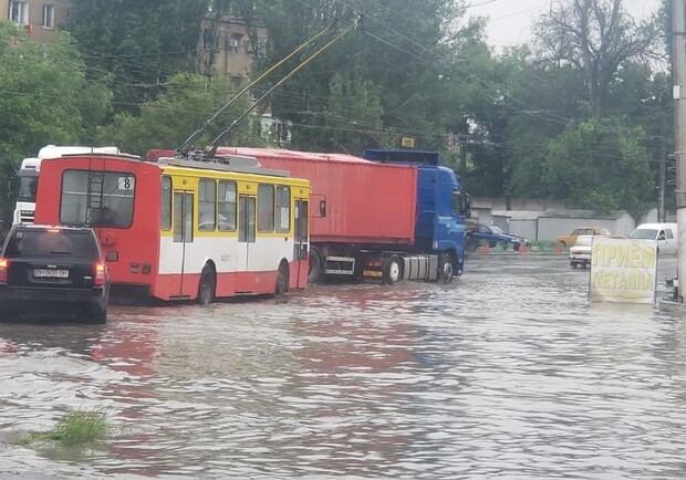 Дождливый день: в Одессе затопило две улицы, а троллейбус сократил маршрут Фото: департамент городского хозяйства