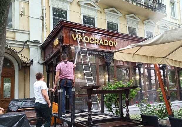 Замкнуло наружную подсветку: в центре Одессы тушили ресторан. Фото: "УСИ"