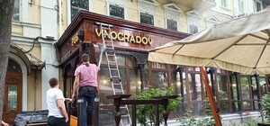 Замкнуло наружную подсветку: в центре Одессы тушили ресторан