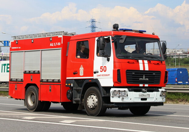 В Одессе пожарная машина показала дрифт на мокрой дороге. Фото: ГСЧС