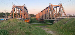 Жизнь за селфи: в Ирпене 13-летний парень лег под поезд ради оригинального фото