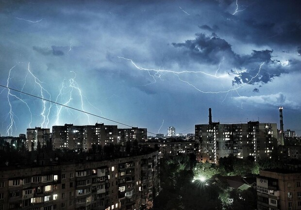 Яркая ночь: в Одессе молния обесточила один из районов. Фото: instagram.com/medvedenko_aleksandr
