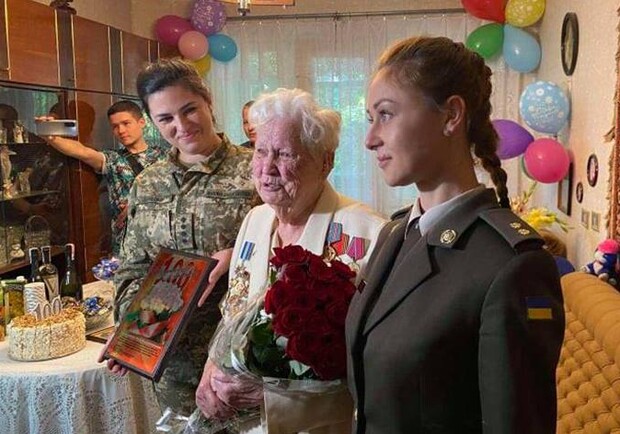 В Одессе ветеранка Второй мировой войны Алла Кальней отпраздновала 100-летний юбилей. Фото: armyinform.com.ua