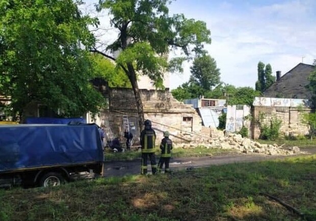 В Одессе рухнула стена предприятия: соседний дом остался без газа. Фото: Департамент городского хозяйства
