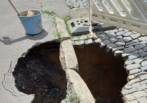 Врата в ад: на одной из улиц Одессы образовалась огромная яма. Фото: "УСИ"