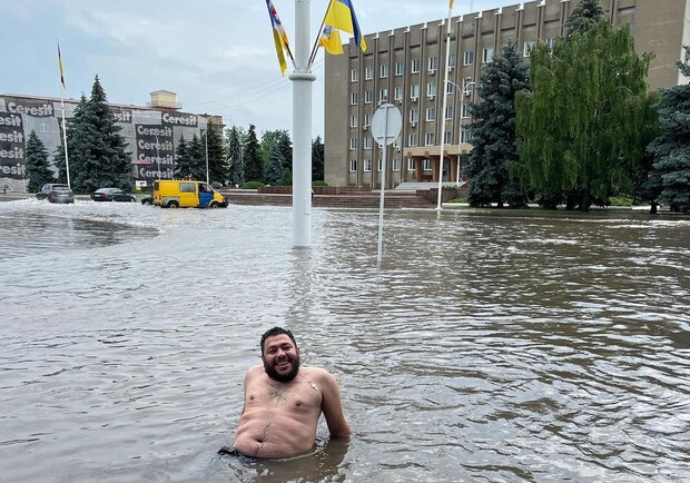 Плавающие машины и купание в центре города: Измаил затопил сильный ливень. Фото: Далаков Владислав