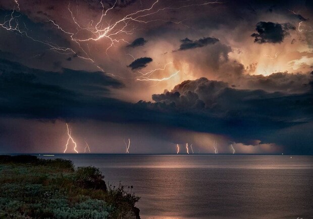 Двойная радуга, молнии и огненный закат: в Одессе заметили удивительные явления. Фото: Юрий Бершадский
