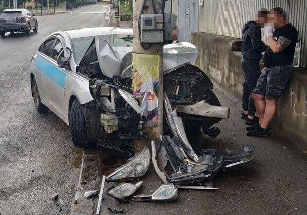 В Одессе такси влетело в столб: пострадали четыре человека  - фото