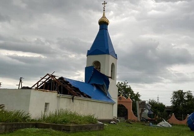 Жуткая погода: под Одессой ураганный ветер сорвал с церкви купол и крышу. Фото: Сергей Кравченко