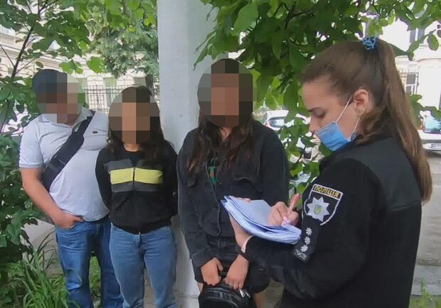 Как обворовывают прохожих в Одессе: смотри видео. Фото: Национальная полиция