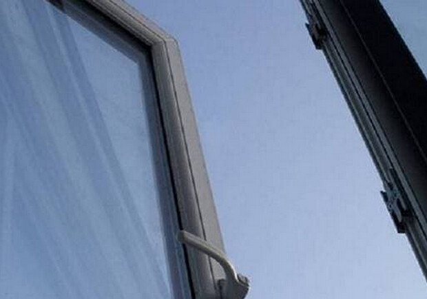 Жуткий случай: на Армейской женщина выпала из окна 17 этажа - фото