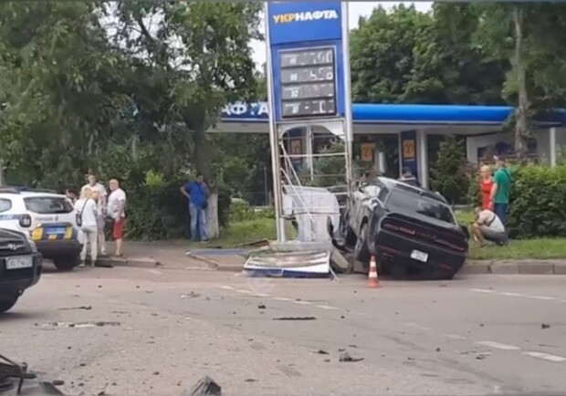 Повезло: в Одессе автомобиль протаранил щит и едва не врезался в заправку. Фото: телеграм-канал ХО