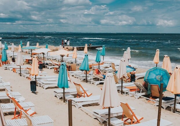 В Одессе еще больше пляжей заставили шезлонги: люди начали писать жалобы. Фото: instagram.com/grand_otrada