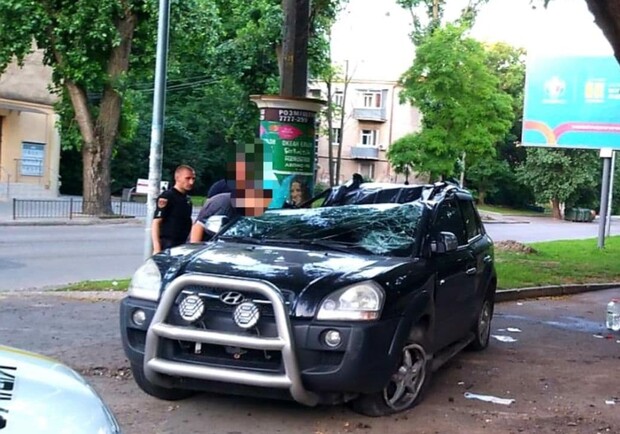 Шел на обгон: возле Одесской киностудии перевернулось авто. Фото: патрульная полиция