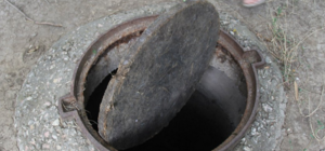 На Космосе 8-летняя девочка провалилась в люк: ребенок в больнице