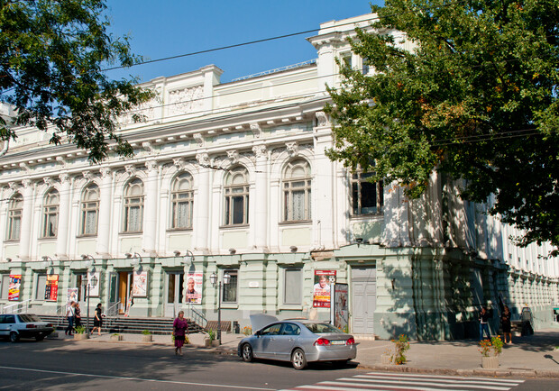 В Одессе выбросили старинные окна украинского театра. Фото: Wikipedia ⠀