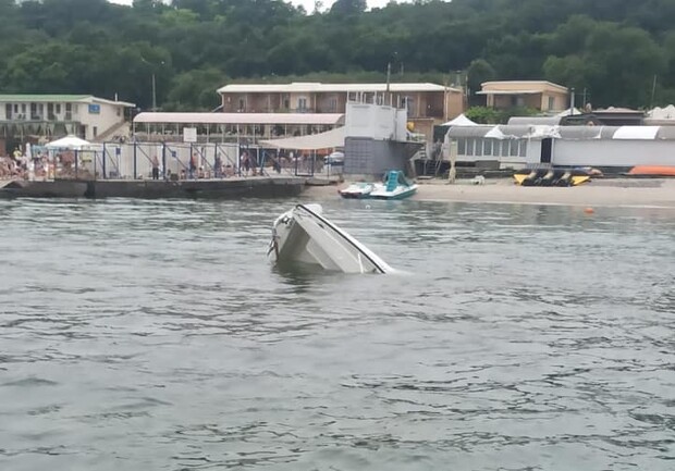Доплавались: возле пляжа "Ланжерон" в Одессе перевернулась частная яхта. Фото: Департамент муниципальной безопасности