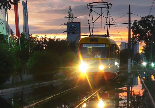 Масштабный потоп: в Одессе не ходит часть общественного транспорта. Фото: Lolita Klochkova