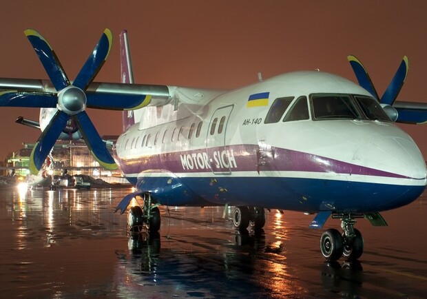Почти как в маршрутке: на рейсе "Киев - Одесса" летает самолет с дырами в потолке