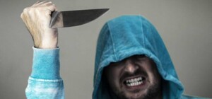 Напад люті: на Левандівці іноземець погрожував ножем стоматологам