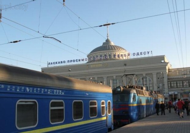 Своеобразный кондиционер: в поезде Одесса-Мариуполь прямо на ходу выпало окно - фото