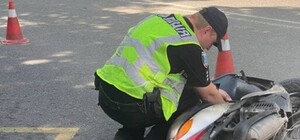 Не захотел уступать дорогу: на Титова водитель такси Uklon сбил скутериста 