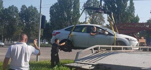 Гениально: в Днепре эвакуировали машину вместе с пассажиром