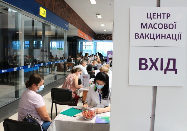 Футболки, чашки и антисептики: в Одессе за прививки от коронавируса давали подарки - фото