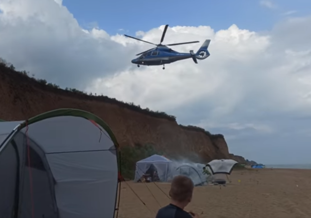 Снес палатки и зонты: на пляже под Одессой вертолет чуть не покалечил туристов. Фото: Юлия Цуп