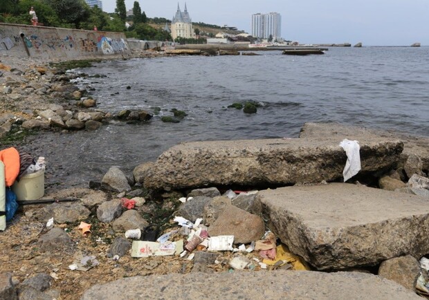Стыдно за отдыхающих: побережье Одессы превратилось в свалку. Фото: Алексей Карпов