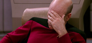 Делали во дворе стоянку: в центре Днепра дерево закатали в асфальт 