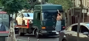 Вернуть любой ценой: в Киеве девушка залезла на эвакуатор, чтобы ее машину не увезли