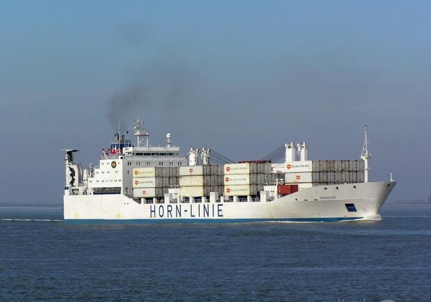 В Аденском заливе застряло судно с одесситами: один из моряков умер